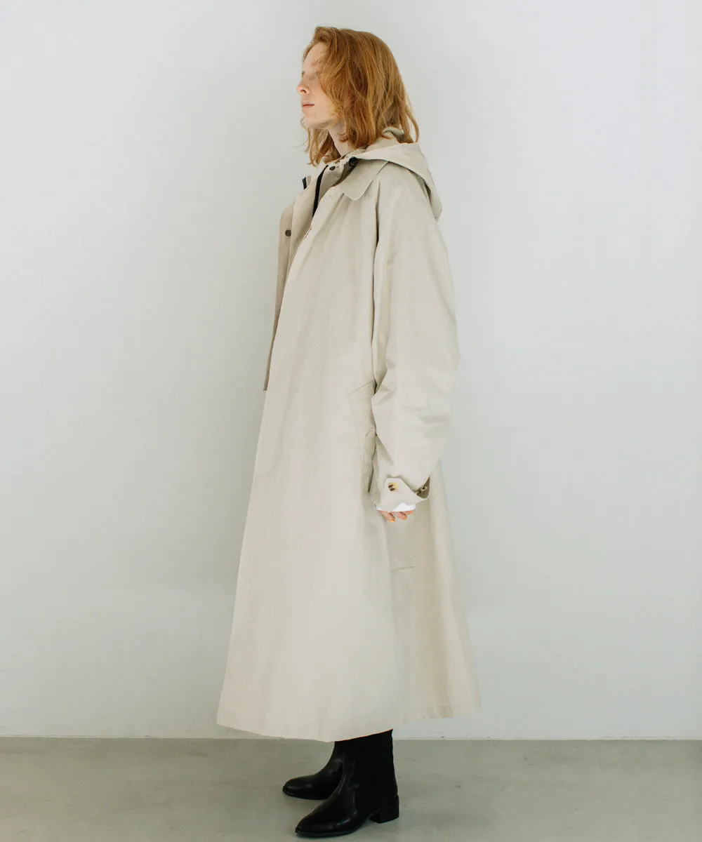 Soutiencollar over coat